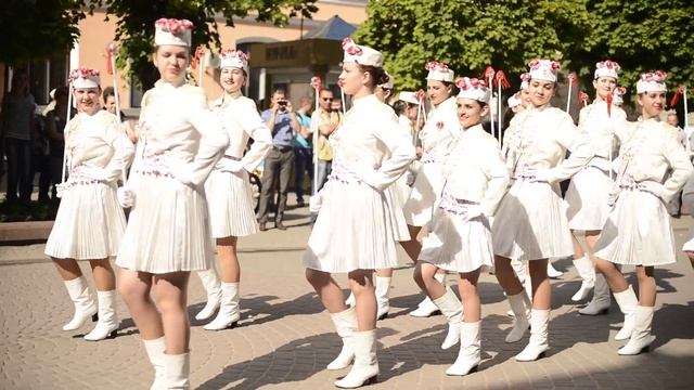Духовий оркестр і виступ дівчат на стометрівці