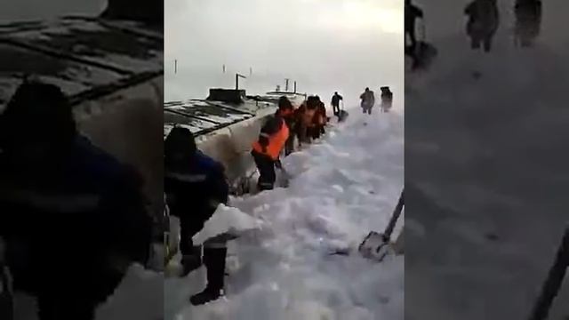 Шок!!!Тепловоз застрял под снегом