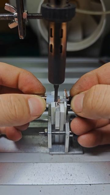 Precision at Its Best： Semi-Automatic Soldering of Electronic Components – So Satisfying!