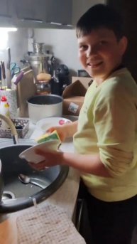 Молодец Стёпка 👍👆вот это помощник! Покушал, помыл и даже за Катей помыл