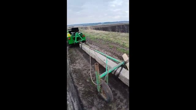 Самодельный гусеничный минитрактор перевозит бетонн?