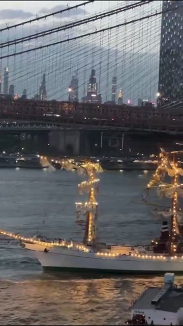 Мексика ҳарбий-денгиз кучларининг елканли кемаси Нью-Йоркдаги Бруклин кўприги билан тўқнашиб кетди