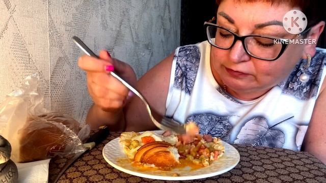 ВОТ ЭТО У МЕНЯ ВКУСНЯТИНА С БУЛОЧКОЙ😉/ЯИЦНИЦА С ПОМИДОРОМ И СЕЛЬДЕРЕЕМ☺️/НУ,ПОЖРУ😉