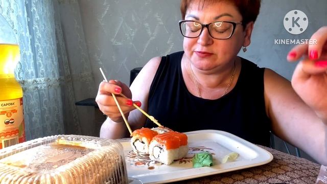 Шикую😉/Роллы Филадельфия..торт Сникерс..Лимонад за 60 рублей 😜/Обмыть учебу надо обязательнА🙈