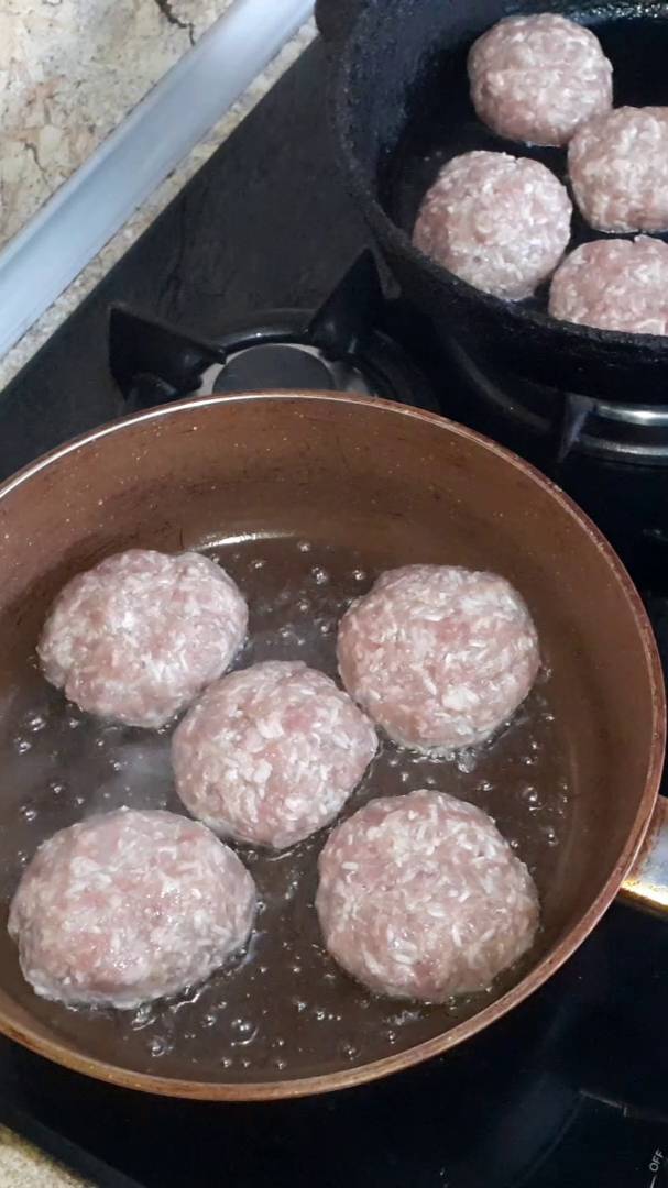 Сочные тефтели с рисом в томатном соусе. Рецепт вкусного ужина. Котлеты с рисом.