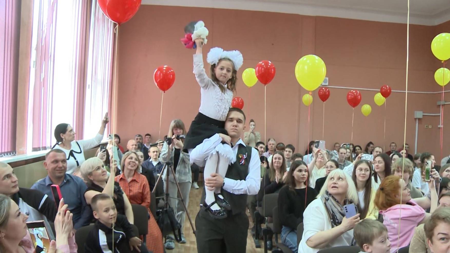 В Ярославле проходят последние звонки