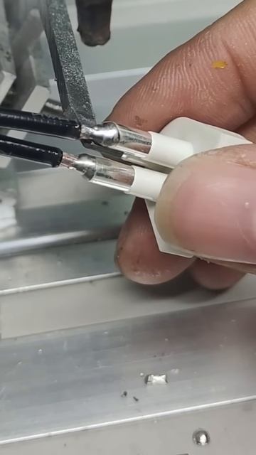 Flawless Soldering： Automatic Wire Feed & Laser Precision for Perfect Electronic Connections
