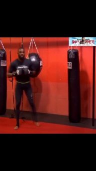 Джон Джонс показал как пробивает