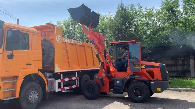 Фронтальный погрузчик MOLOT 180T. Погрузка самосвала Shaanxi.