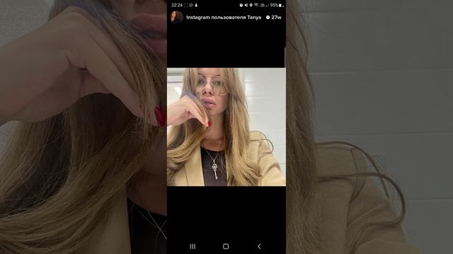 Таня,24г.,анкета Тиндер (Tinder), фото в туалете с айфоном, красивая и молодая) классика))) Руки!