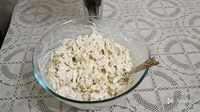 САЛАТ з ВИНОГРАДОМ , КУРЯЧОЮ ГРУДКОЮ і пекінською капу