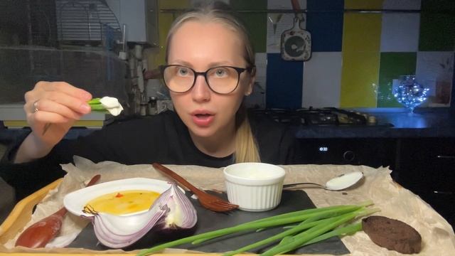 Мукбанг/БОРЩ С ГРЕНКАМИ🥘Игры в темноте Часть 2😎