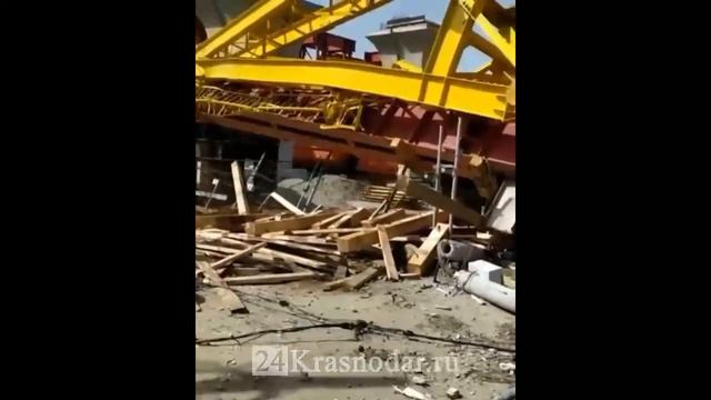 Упал кран на Яблоновском мосту