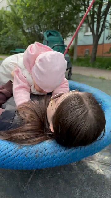 Когда мама — и транспорт, и аттракцион🤣 #дети #рекомендации #ребенок #baby #детиприколы #смешно