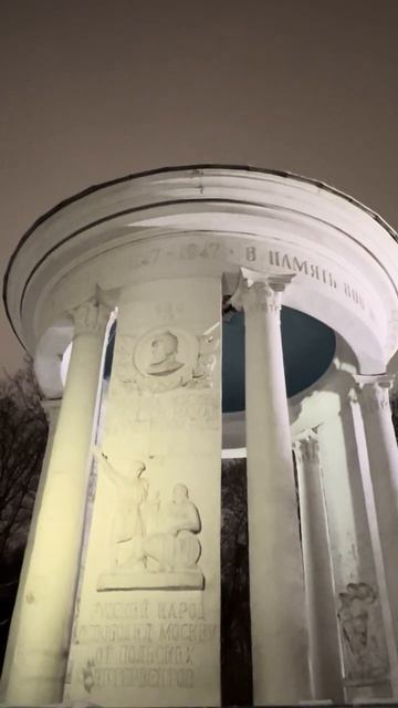 Историческая беседка в парке