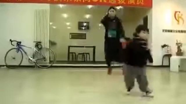 Baby dance hip hop  5 летний малыш  танцует хип хоп!