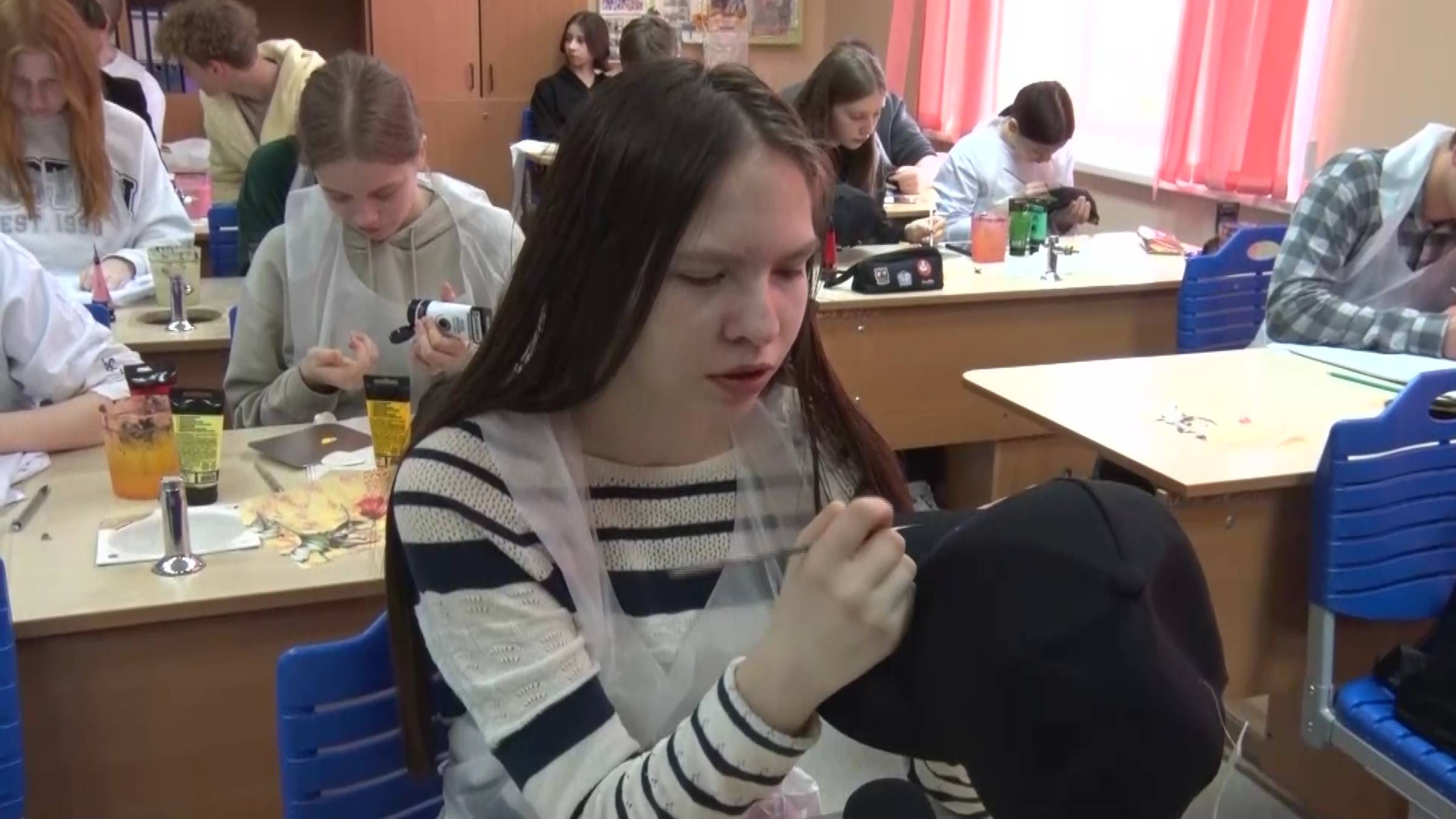 Школьники Советского создают авторскую одежду