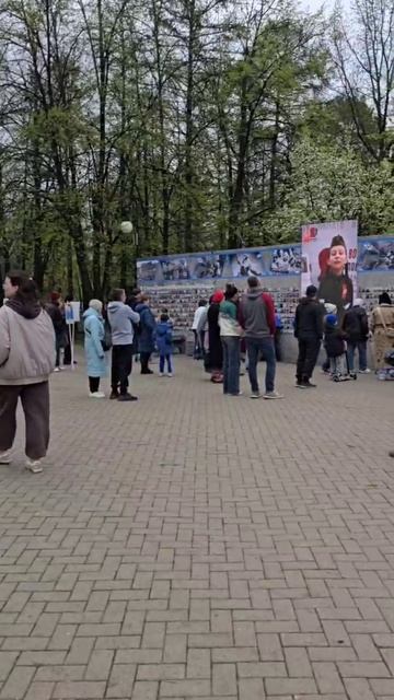 Глаша на экране 9 мая 2025 года в Сквере Победы перед Вечным огнём в Проекте"Война.Победа.Память".
