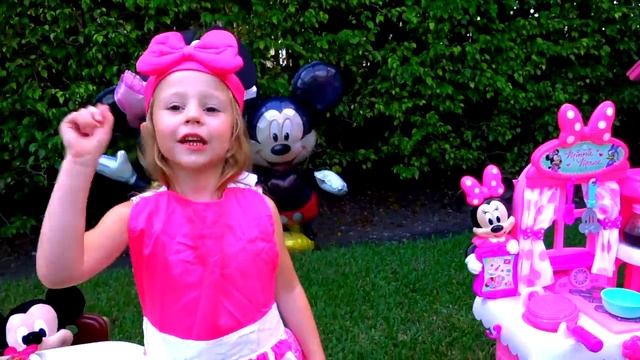 Лайк Настя (Like Nastya) - Настя ждет Микки и Минни Маус и готовит на детской игровой кухне.