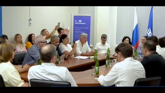 Руководитель продюсерского центра "Звёздный старт" Алёна Шарапова на презентации в Евромедиа