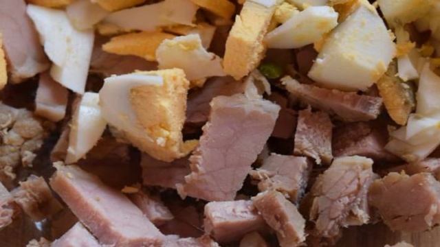 Салат со свининой и маринованными грибами