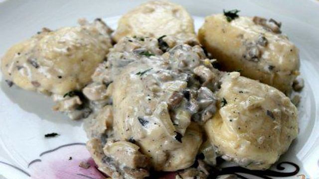 Галушки с курицей и шампиньонами