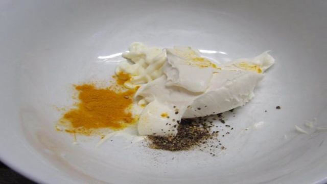 Освежающий салат из огурца в сливочном соусе