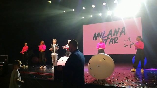 Милана Стар отгадывала имя Глаши и профессионалом называет Глашу, она выиграла футболку от Миланы.