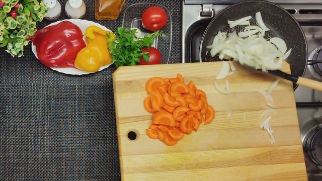 Баклажаны с овощами на сковороде. Eggplants in a frying pan. Simple and