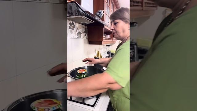 Готовим маринованные огурцы . Перед тем как закрутить