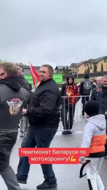 Чемпионат по мотохорсингу прошёл в Беларуси — бумеры бегали по полосе препятствий с рулём от велика