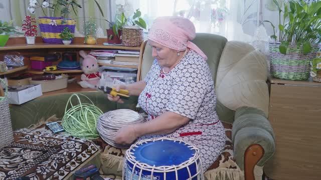 Минсирин Ризванованың яраткан шөгыле - ротангтан кәрзиннәр үрү