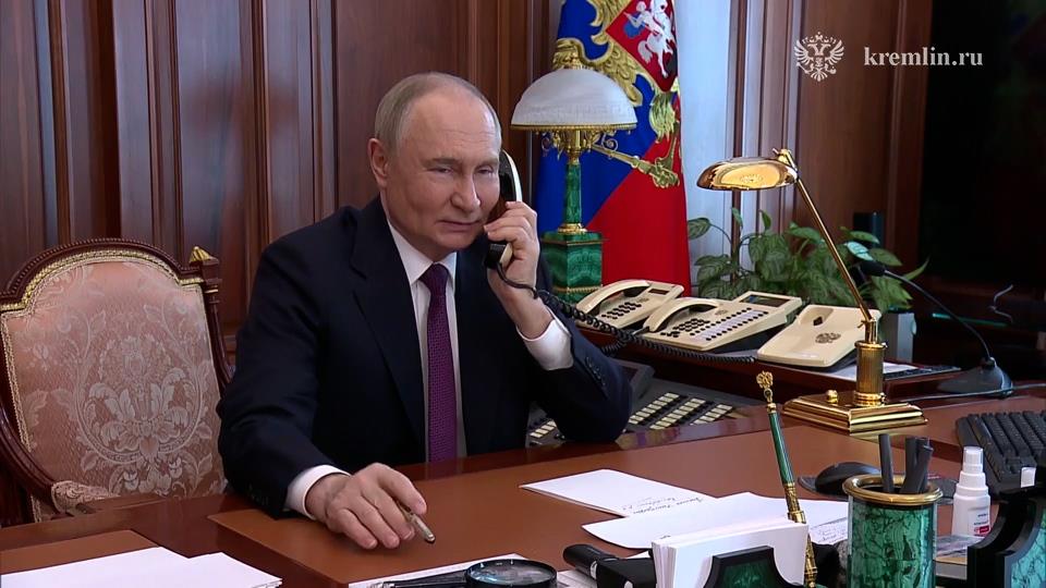 Путин позвонил пострадавшему от атаки дрона главе Беловского района Волобуеву