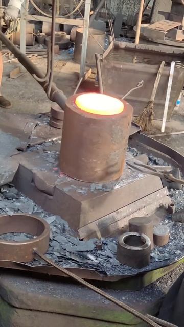 Red-Hot Forging： Transforming Steel from Rod to Massive Block!