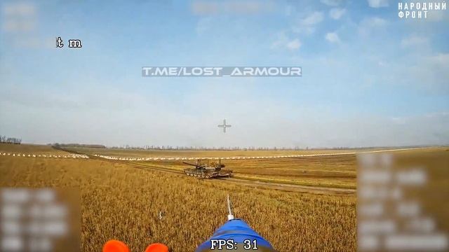 Операторы-FPV ВС РФ размотали танк Т-72М1 ВСУ в районе Елизаветовки ДНР.