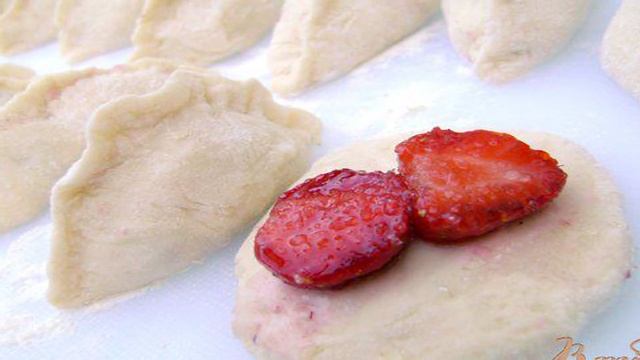 Вареники с клубникой