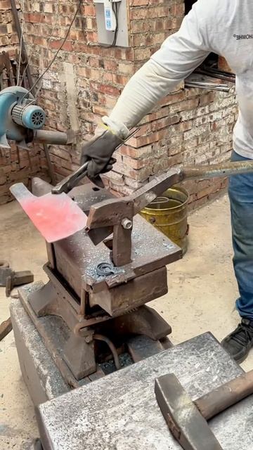 Red-Hot Steel Forging： Hammering & Shaping Tools - ASMR So Satisfying!