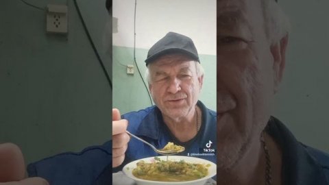 Ем постный суп с крапивой и стручковой фасолью.