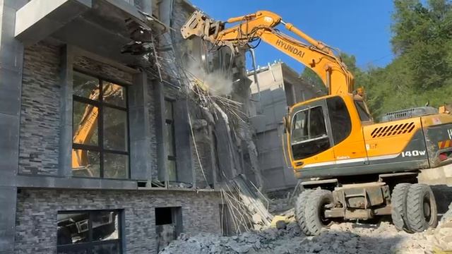 В Бостандыкском районе Алматы продолжается снос сразу двух незаконных объектов