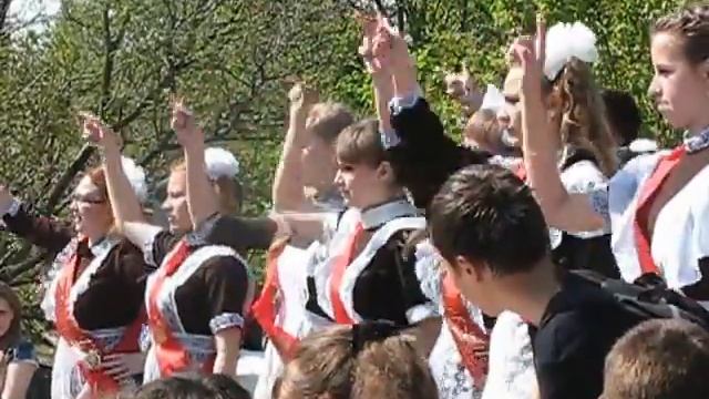Последний звонок в Вахрушах - танец выпускников