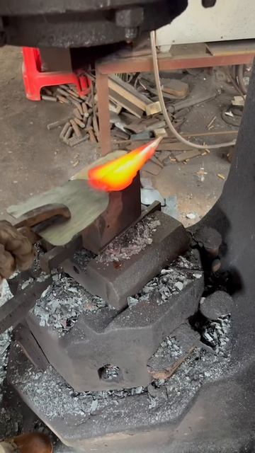Red Hot Forging： Crafting Agricultural Tools ASMR – So Satisfying!