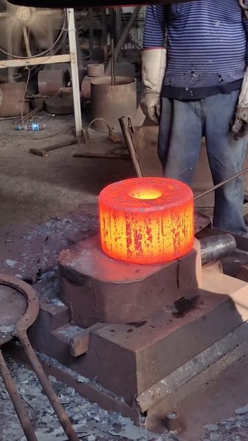 Red-Hot Steel Forging： Shaping Longer Steel Bars into Massive Compressed Forms