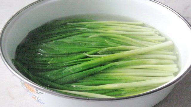 Салат из черемши с кукурузой.