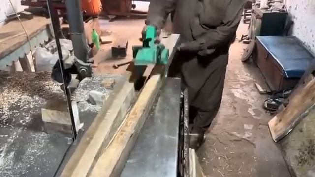 Иран Мини-столярка Производство трехколеснои повозки из дерева В