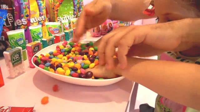 Диана и Рома - Диана и папа играют в Салон Красоты из конфет