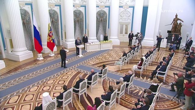 ‼️🇷🇺🎖 Путин вручил главе МИД Лаврову высшую награду России — орден Андрея Первозванного !!!