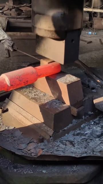 Red-Hot Steel Forging： Shaping Molten Metal with Precision – So Satisfying!