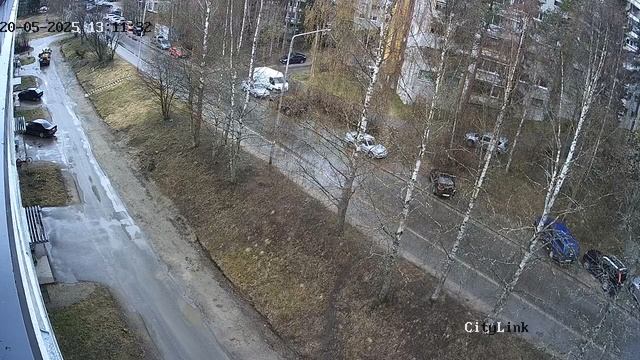 Трактор подметает двор не очень хорошо и качественно сделал работу 20.05.2025