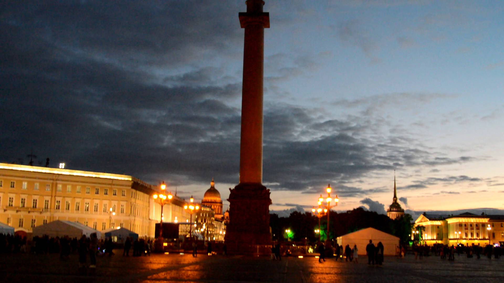 Александровская колонна в Петербурге вечером.