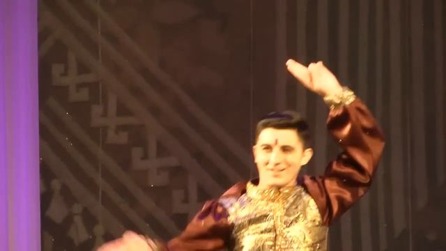 ТАДЖИКСКИЙ СТУДЕНТ БЛЕСТЯЩЕ ИСПОЛНЯЕТ ИНДИЙСКИЙ ТАНЕ